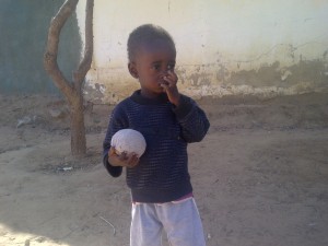 Un enfant avec une balle en chaussette  crédit: khudary